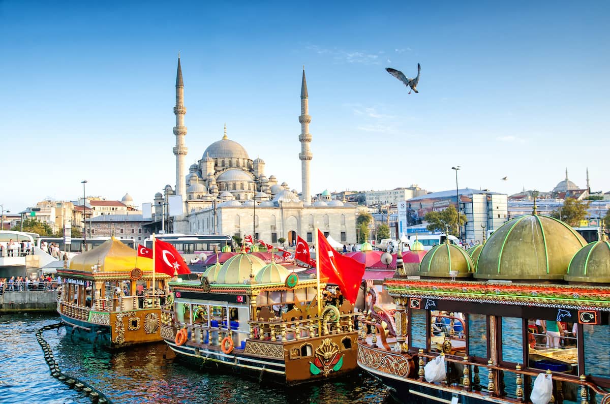 Dental tourism Turkey: A photo of fishing boats with Turkish flags in Istanbul