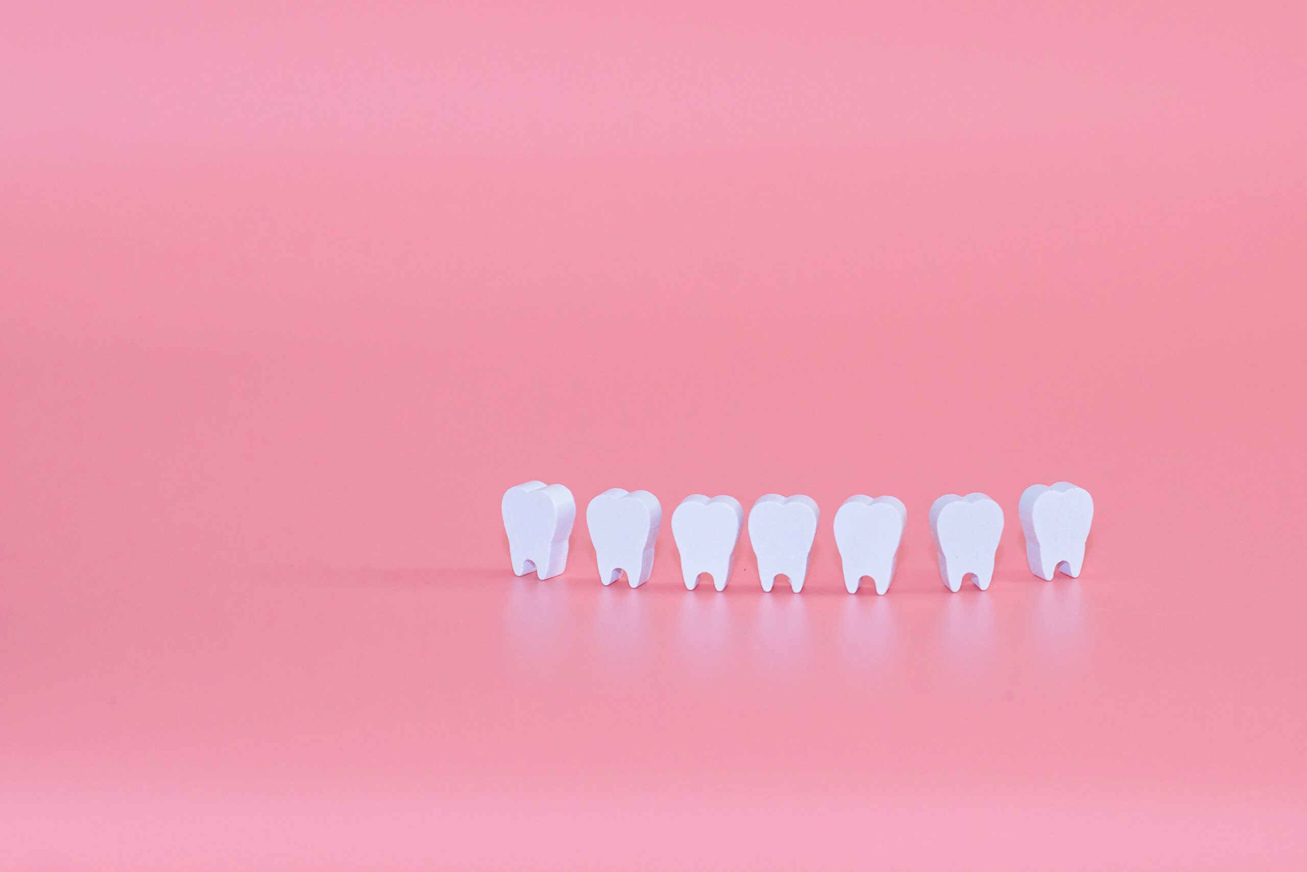 Types de dents sur fond rose