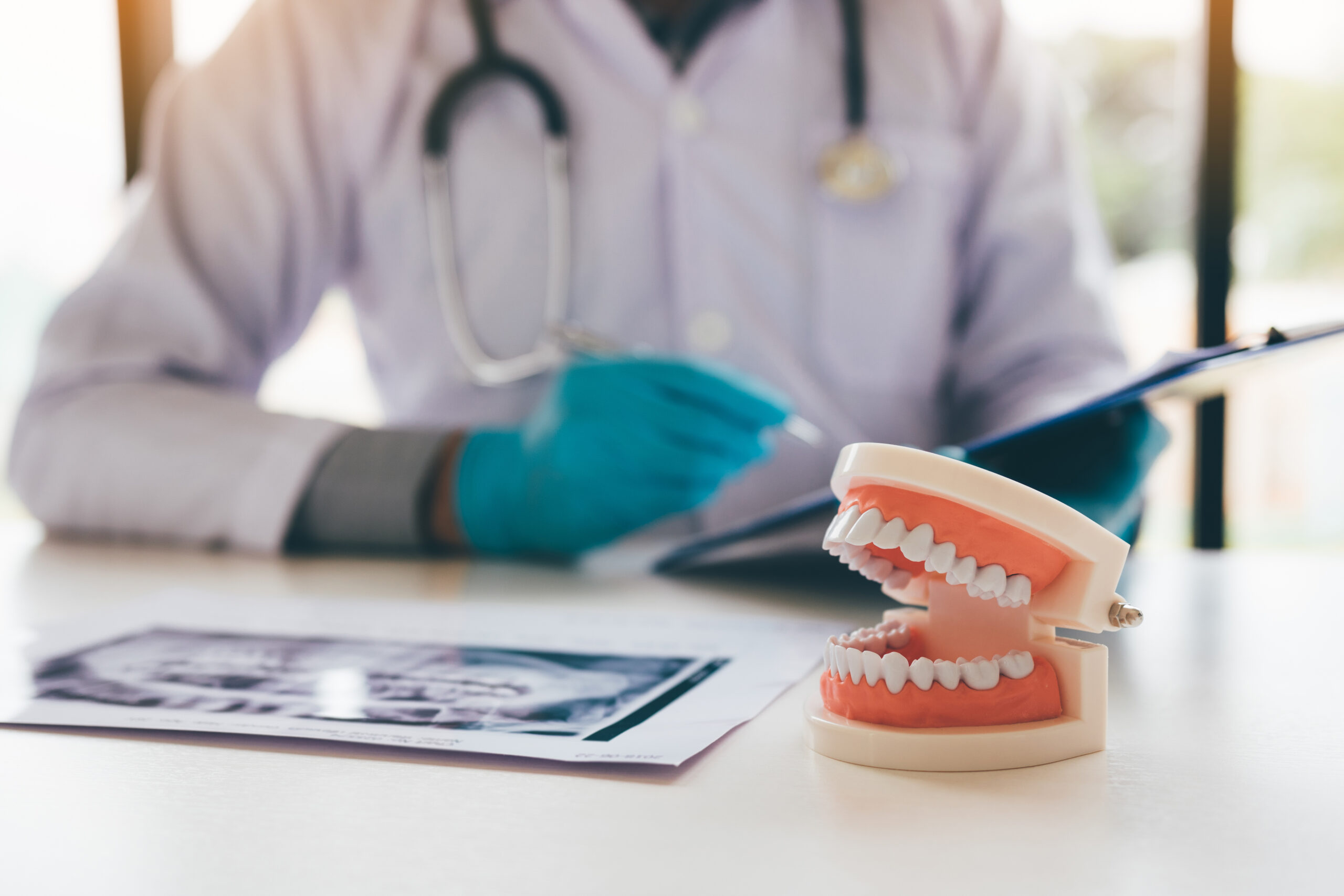 Zahnarzt spricht über einen Zahnausriss