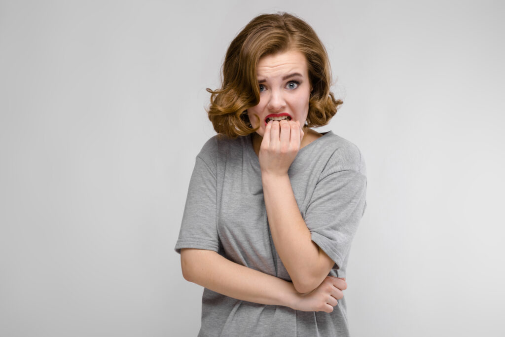 Jeune femme aux dents tordues ; avant le traitement