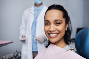Zufriedene Patientin nach einer Kariesinfiltration mit Icon
