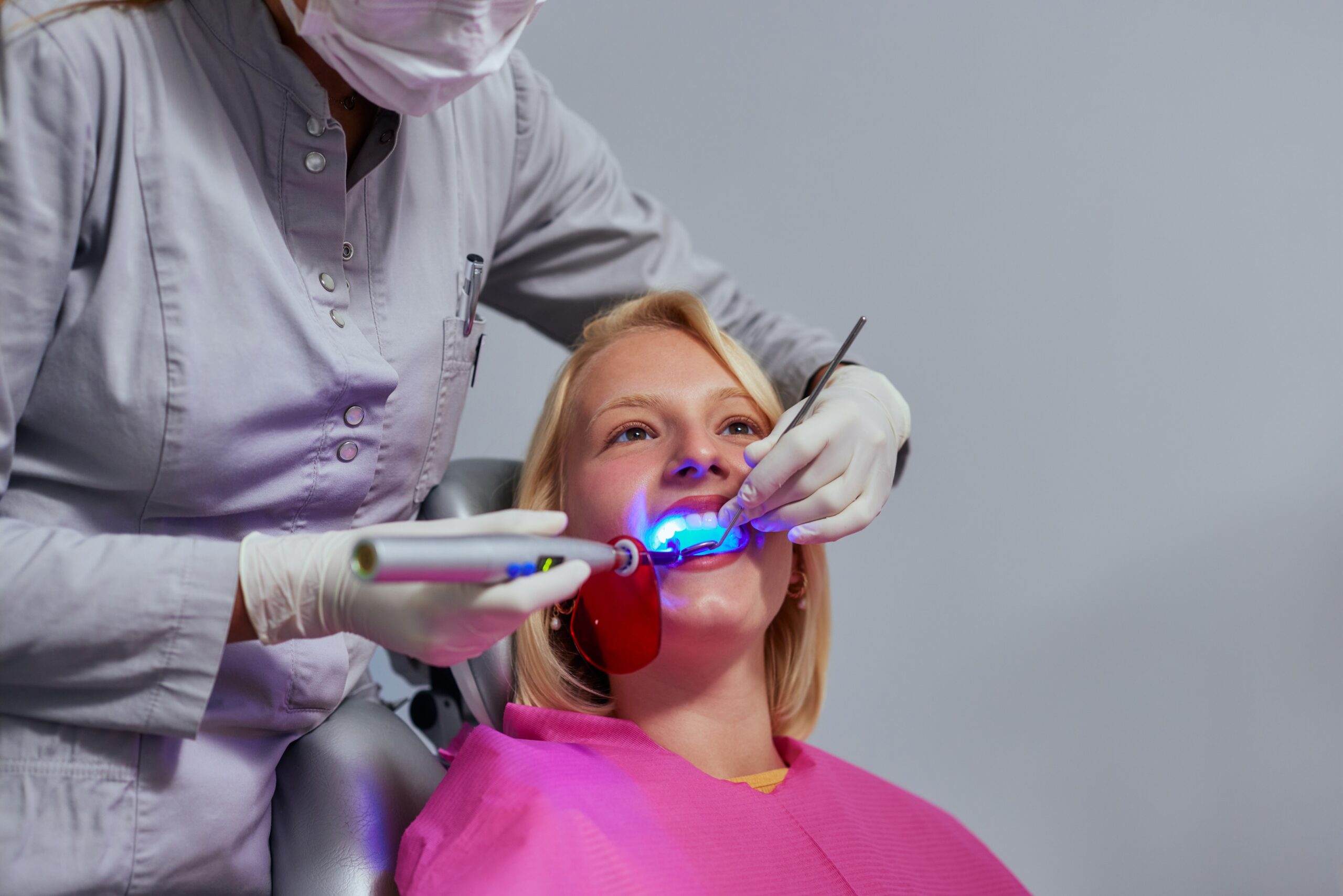 Frau bekommt ein LED Zähne Bleaching in Türkei - Preis